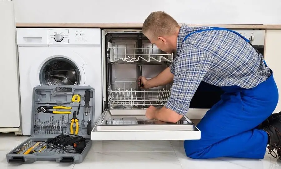 Bergama Smeg servisi teknisyen ekibi beyaz eşya tamiri yaparken